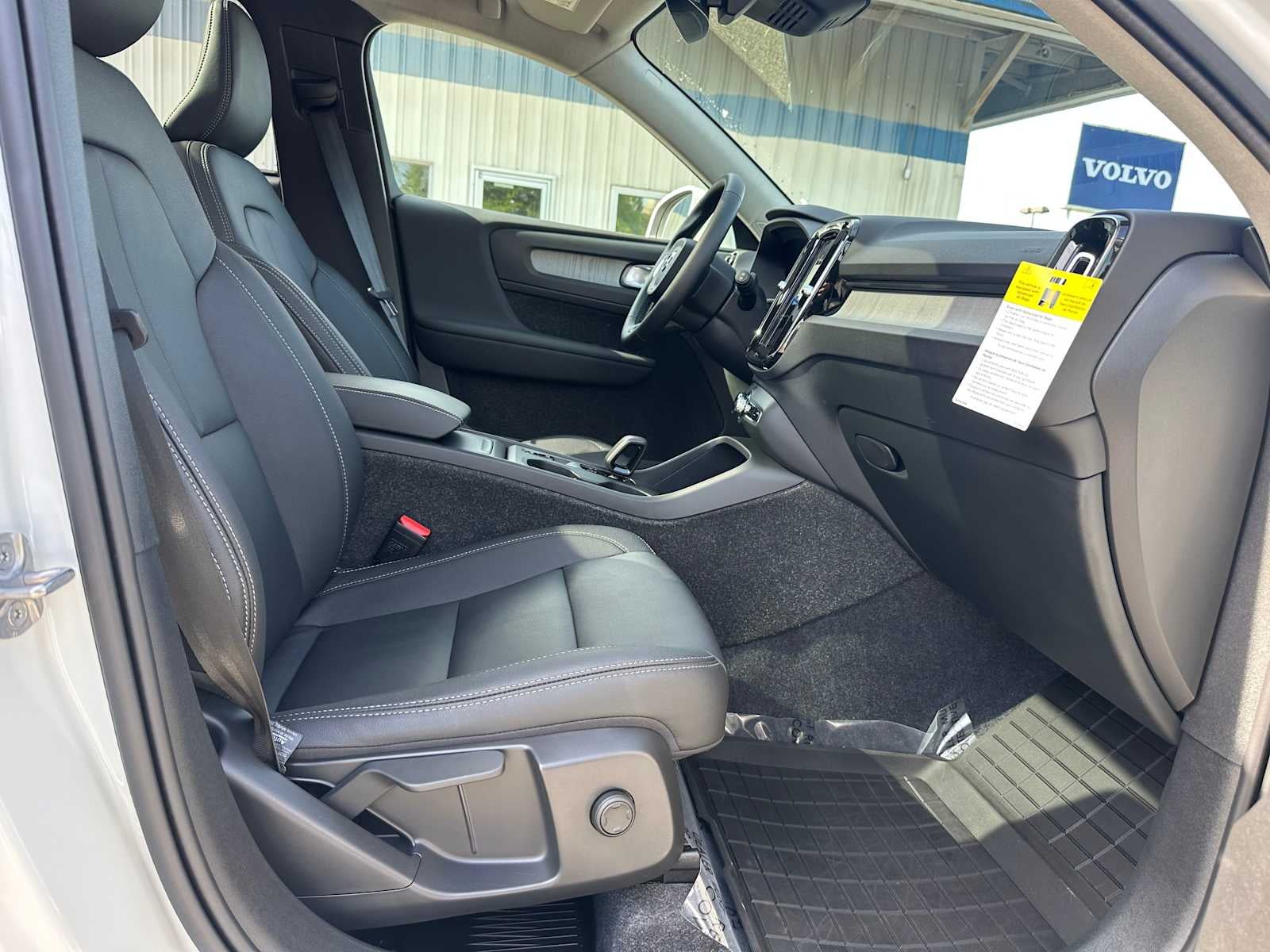 2025 Volvo XC40 Core Bright Theme