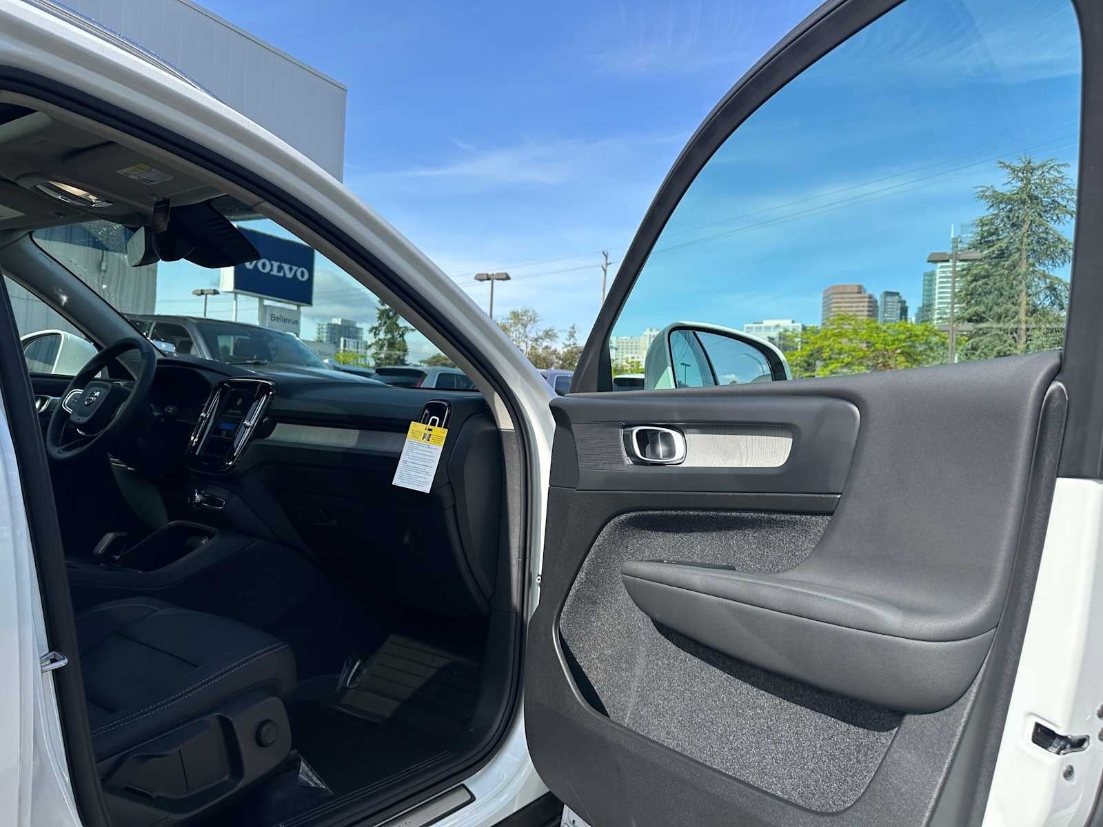 2025 Volvo XC40 Core Bright Theme