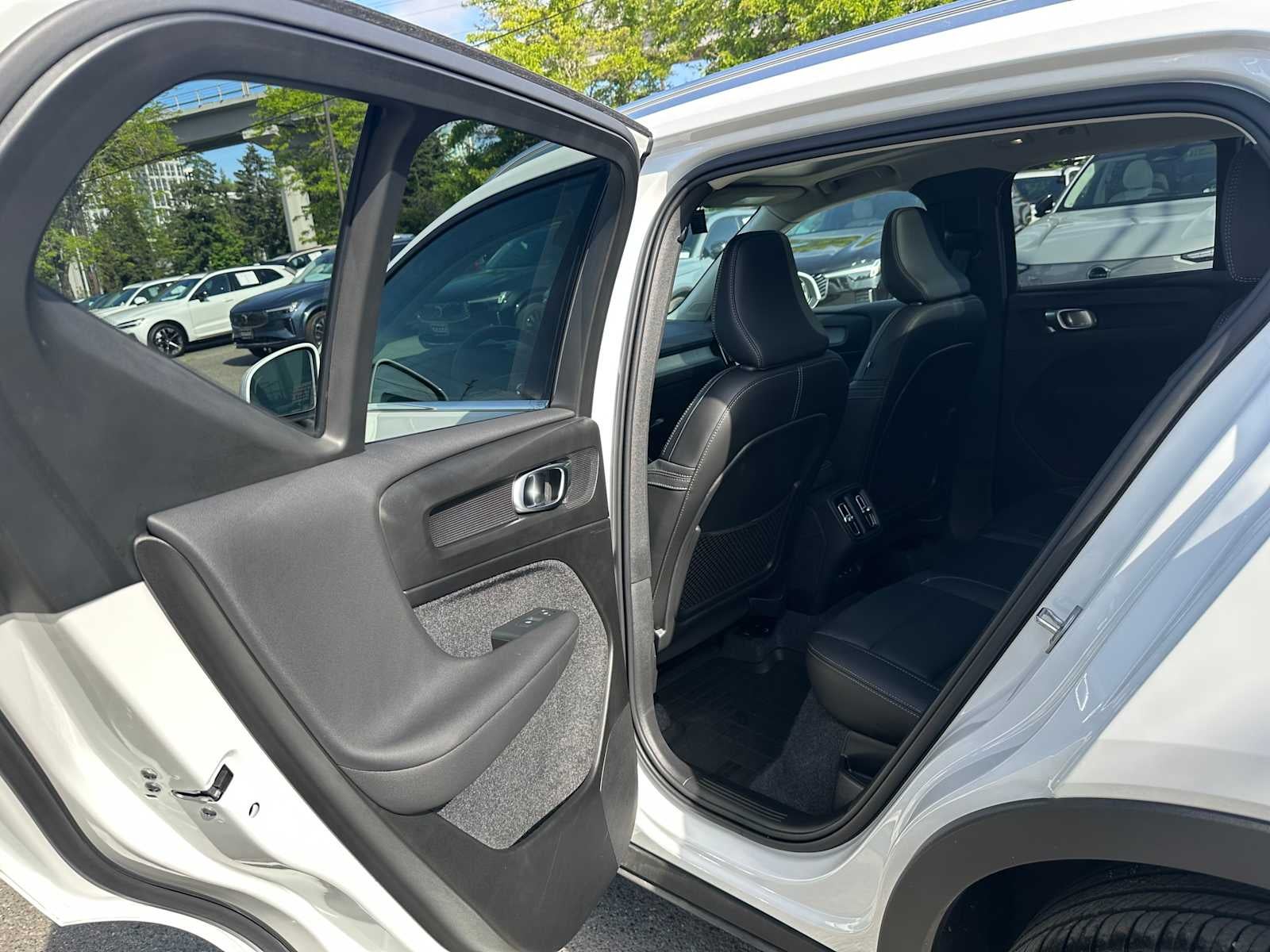 2025 Volvo XC40 Core Bright Theme