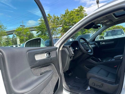 2025 Volvo XC40 Core Bright Theme