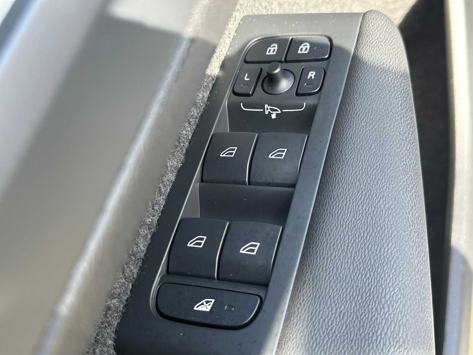 2025 Volvo XC40 Core Bright Theme