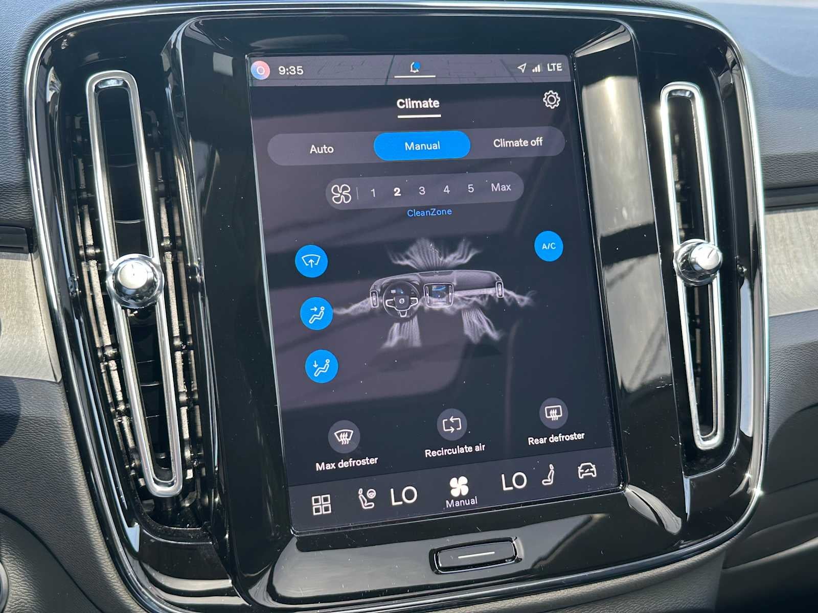 2025 Volvo XC40 Core Bright Theme