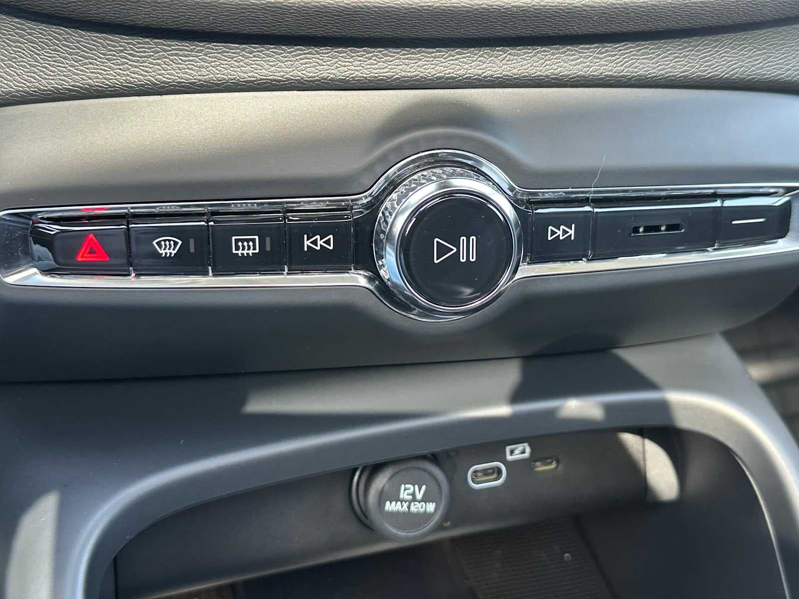 2025 Volvo XC40 Core Bright Theme