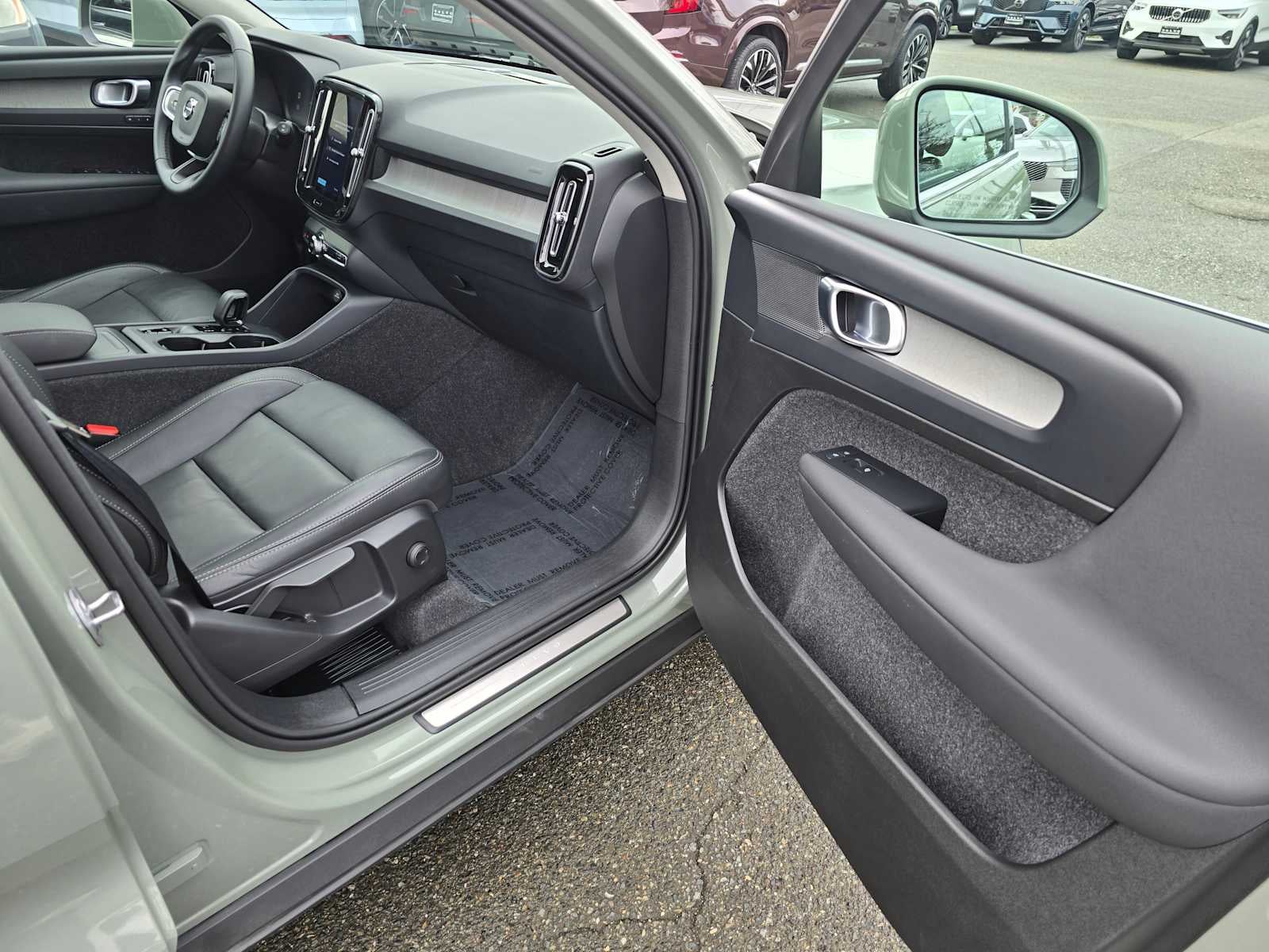 2025 Volvo XC40 Core Bright Theme