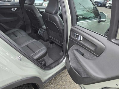 2025 Volvo XC40 Core Bright Theme