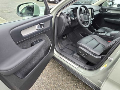 2025 Volvo XC40 Core Bright Theme