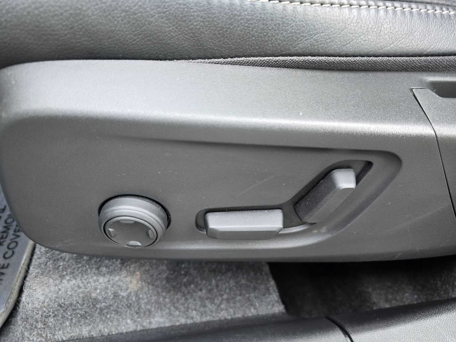 2025 Volvo XC40 Core Bright Theme