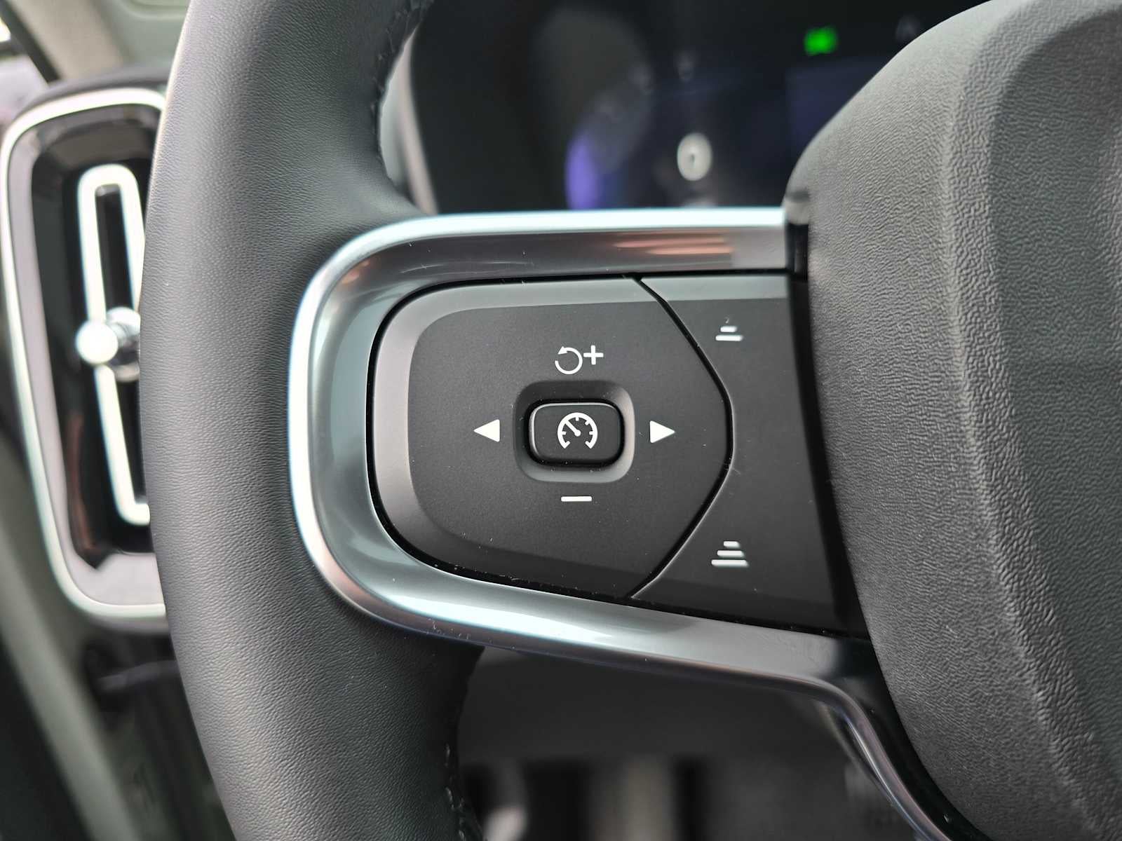 2025 Volvo XC40 Core Bright Theme