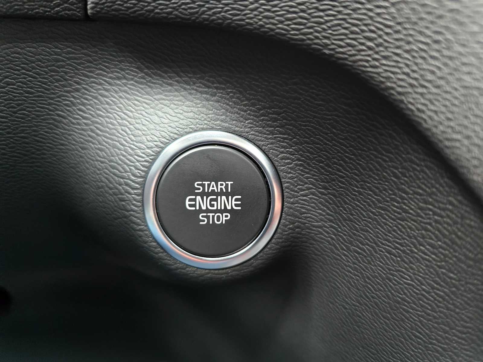 2025 Volvo XC40 Core Bright Theme