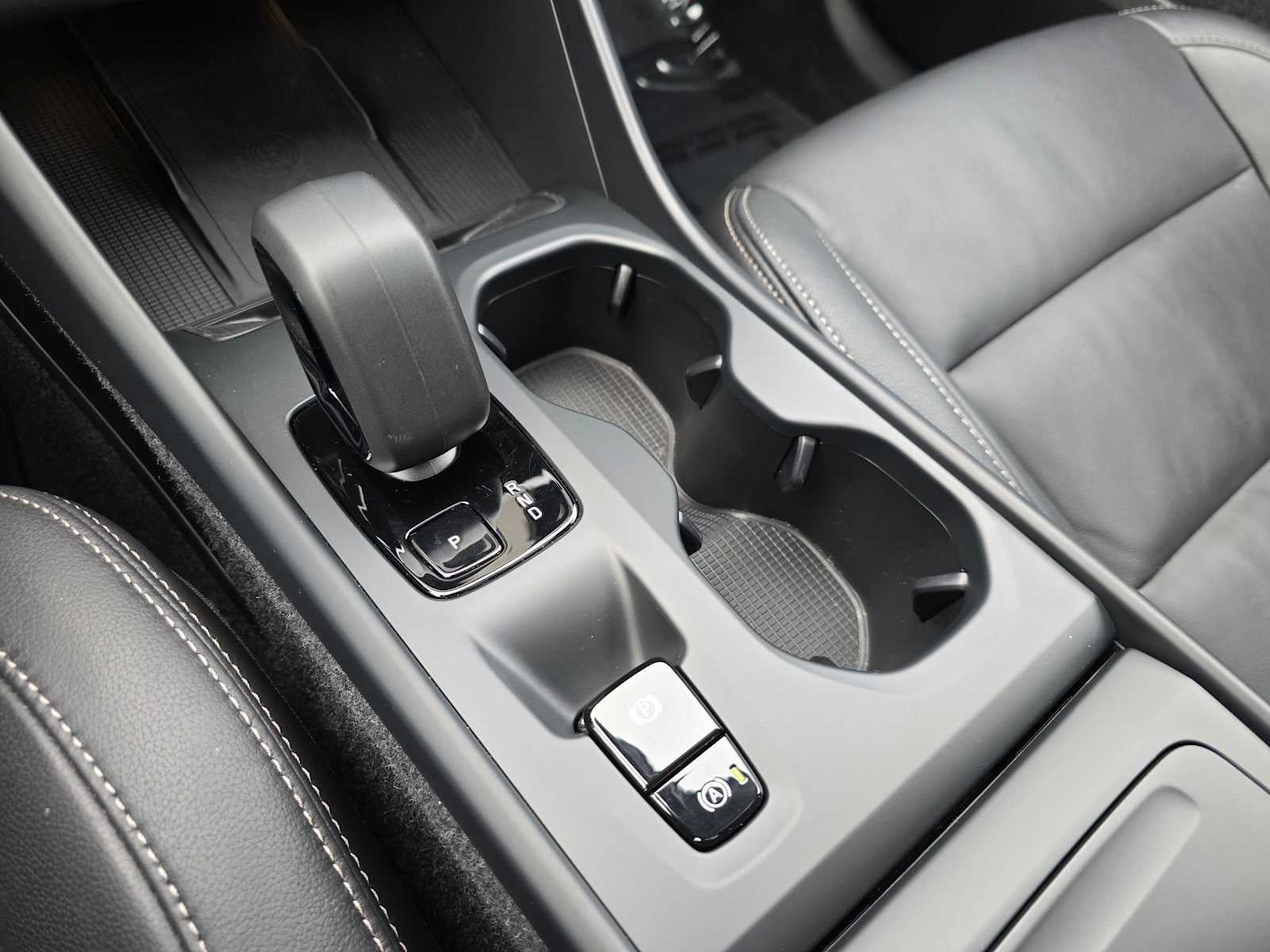 2025 Volvo XC40 Core Bright Theme