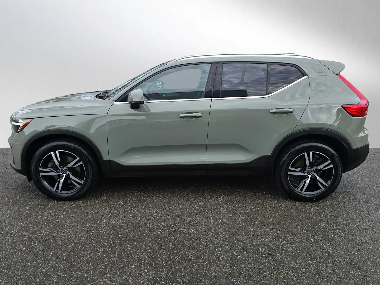 2025 Volvo XC40 Core Bright Theme