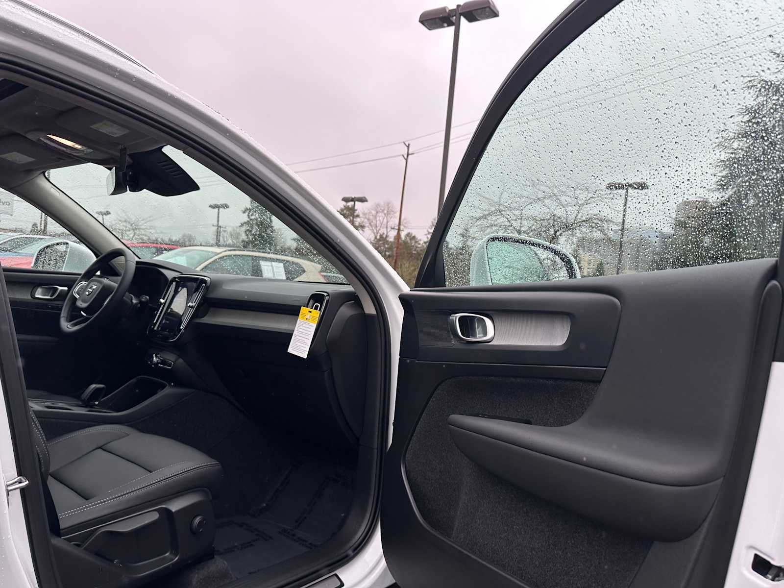 2025 Volvo XC40 Core Bright Theme