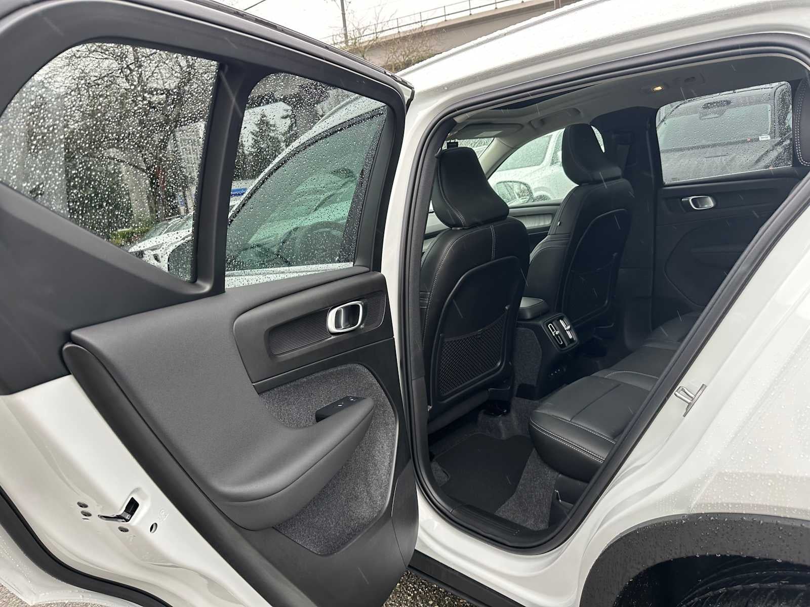 2025 Volvo XC40 Core Bright Theme