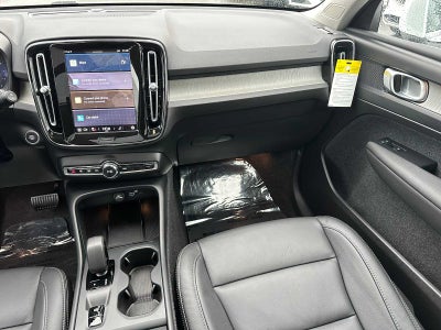2025 Volvo XC40 Core Bright Theme