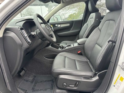 2025 Volvo XC40 Core Bright Theme