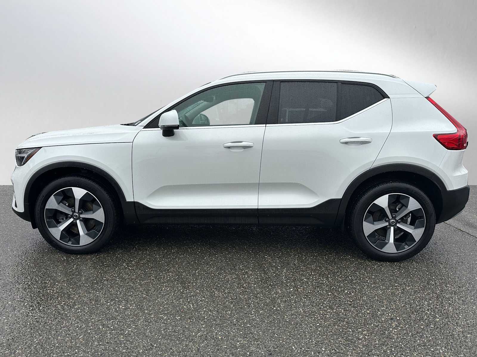 2025 Volvo XC40 Core Bright Theme