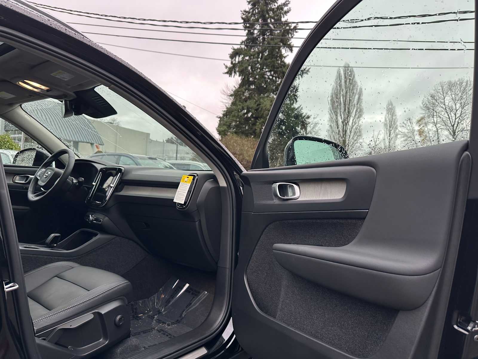 2025 Volvo XC40 Core Bright Theme