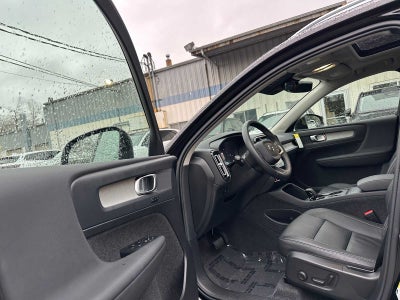 2025 Volvo XC40 Core Bright Theme