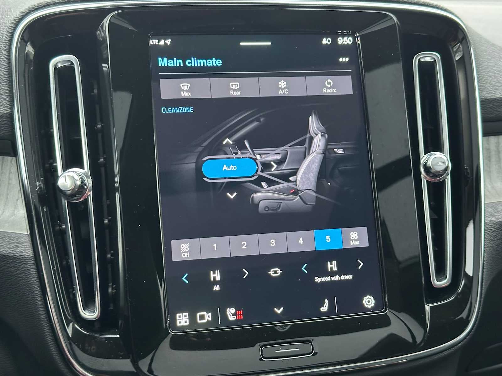 2025 Volvo XC40 Core Bright Theme