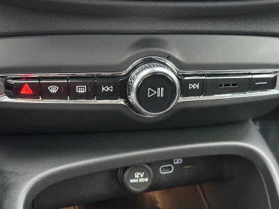 2025 Volvo XC40 Core Bright Theme
