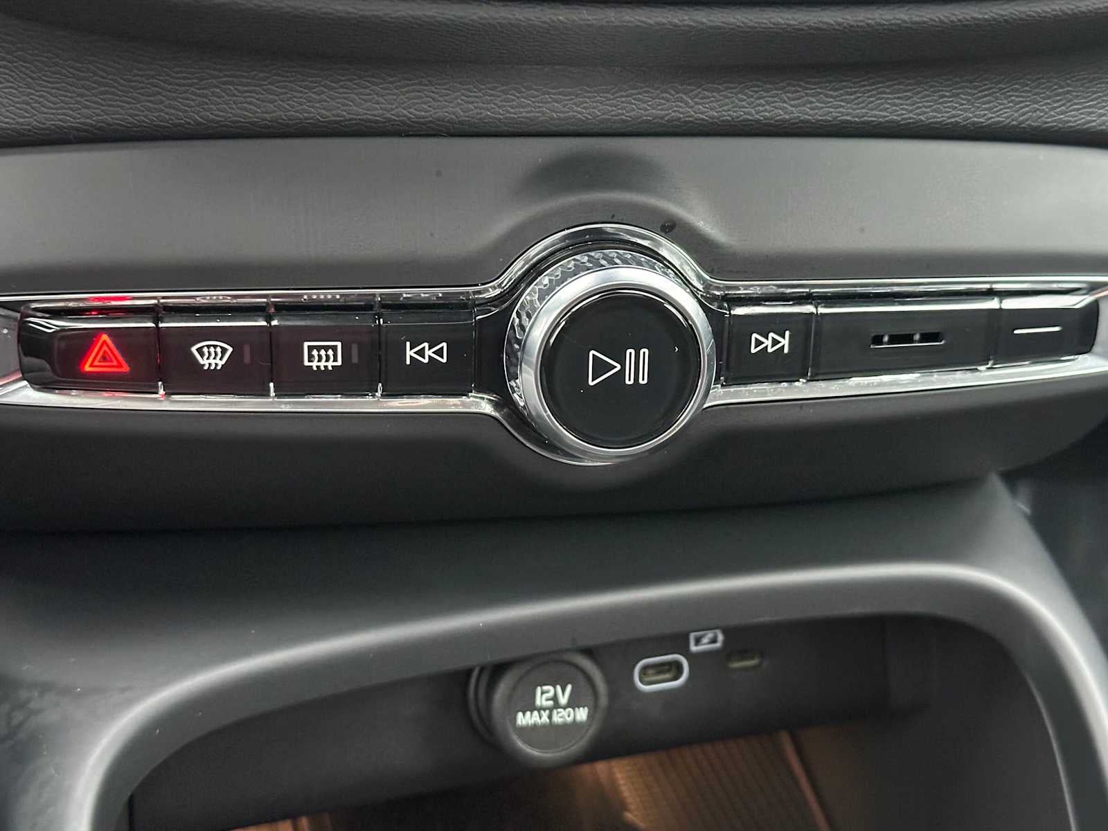 2025 Volvo XC40 Core Bright Theme