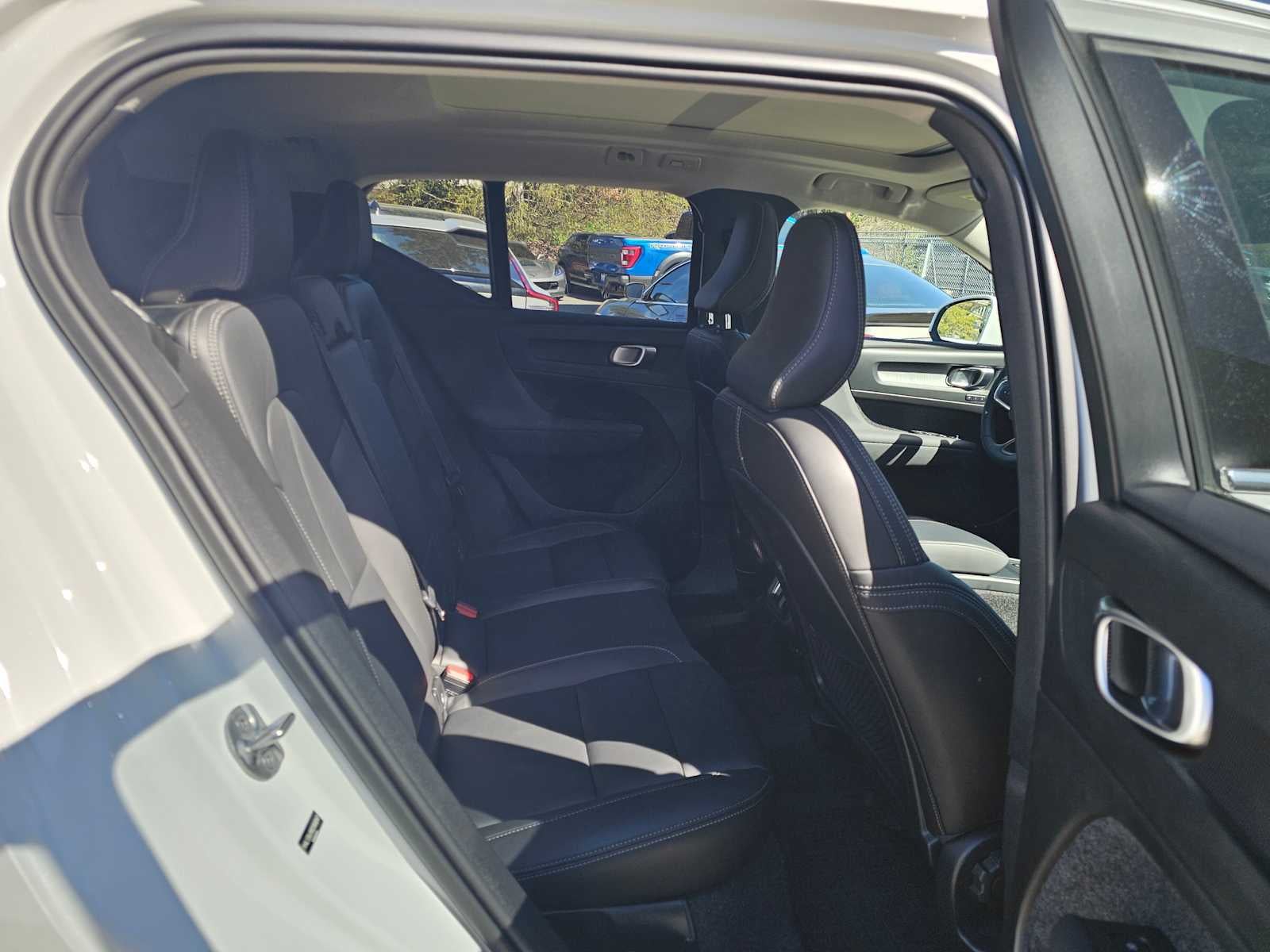 2025 Volvo XC40 Core Bright Theme