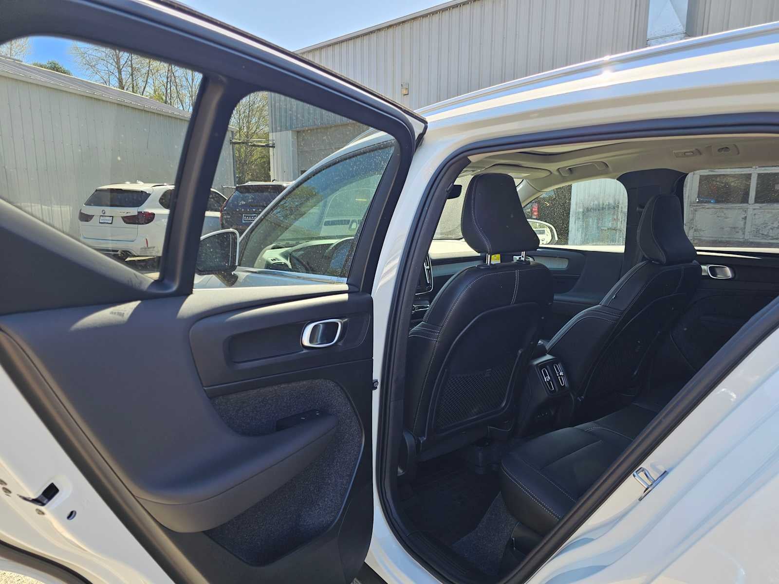 2025 Volvo XC40 Core Bright Theme