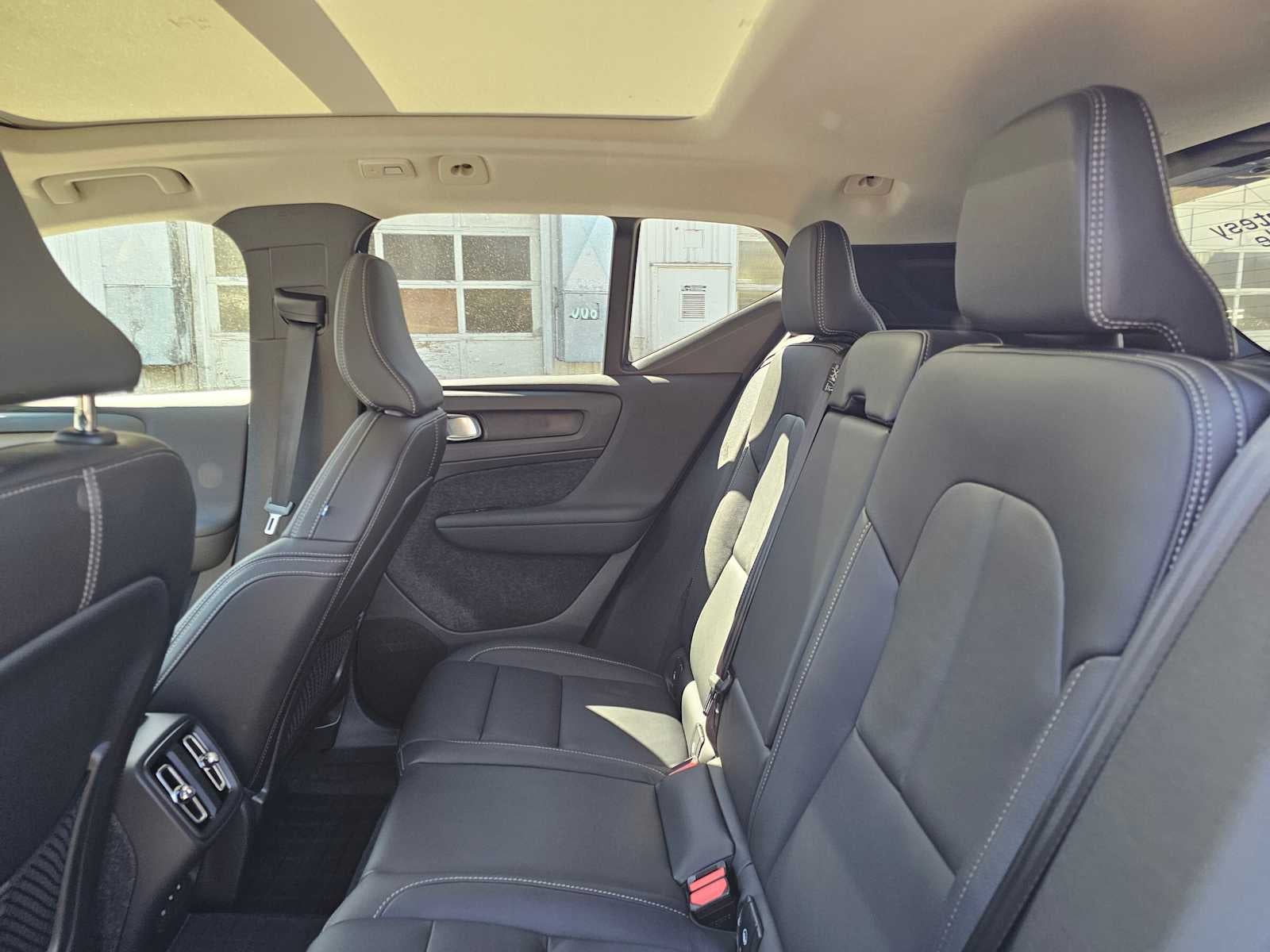 2025 Volvo XC40 Core Bright Theme