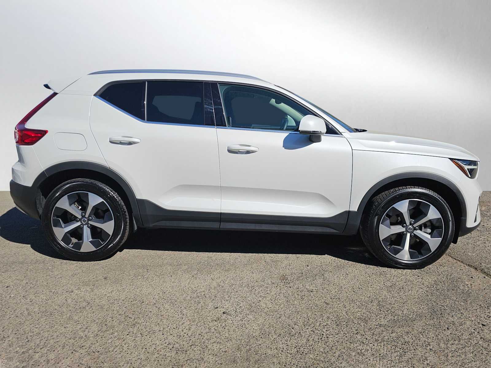 2025 Volvo XC40 Core Bright Theme