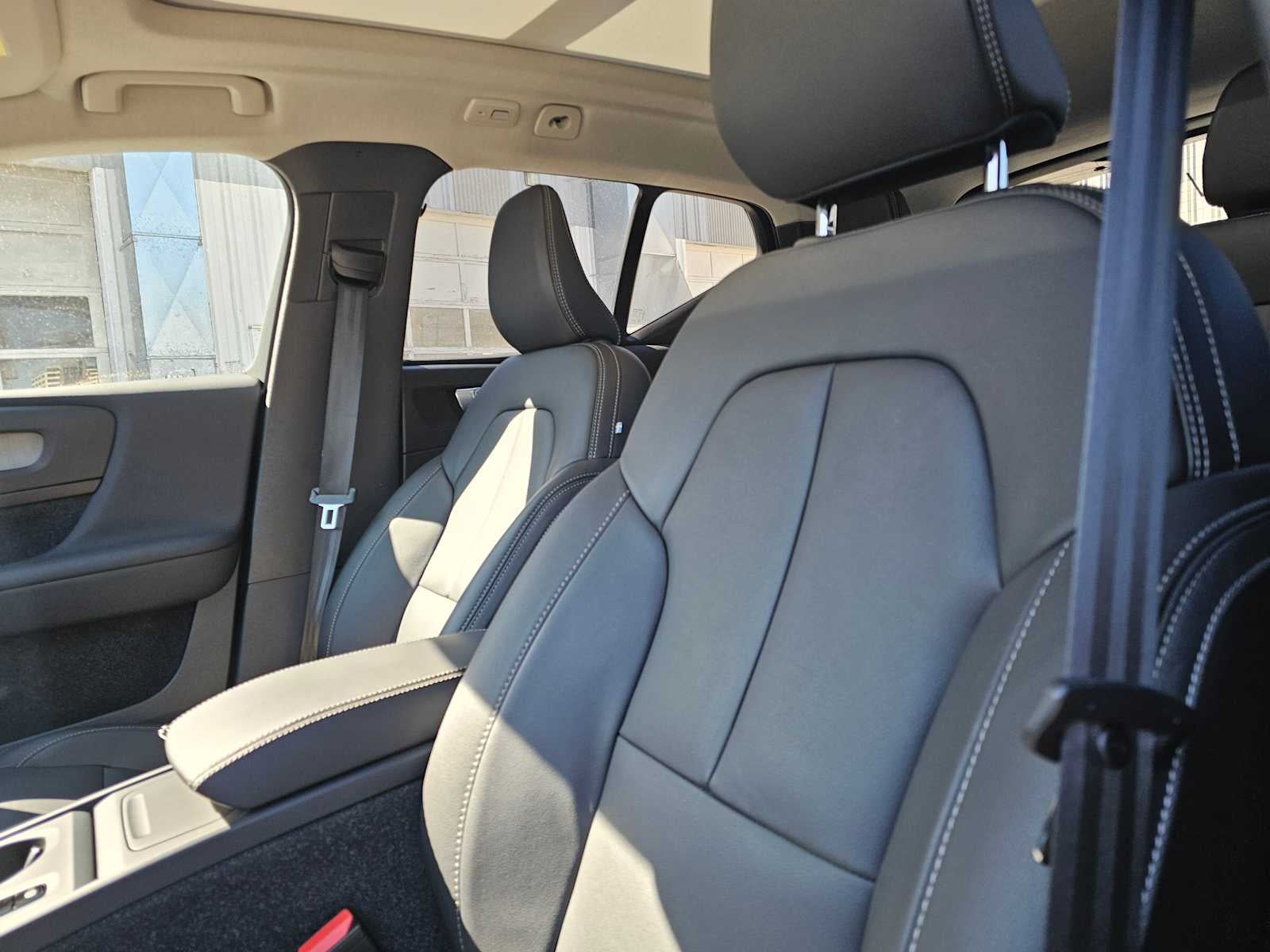 2025 Volvo XC40 Core Bright Theme