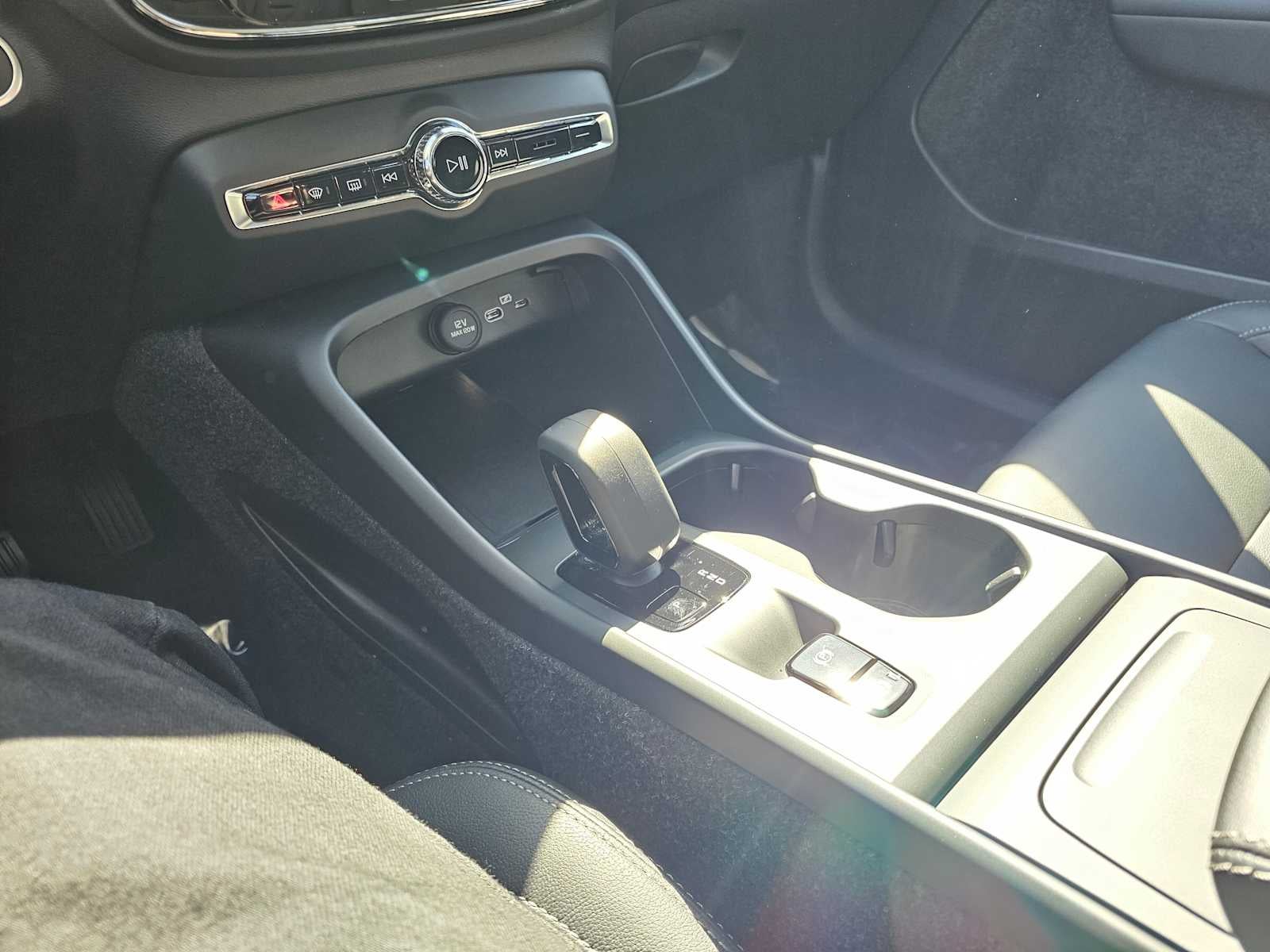 2025 Volvo XC40 Core Bright Theme