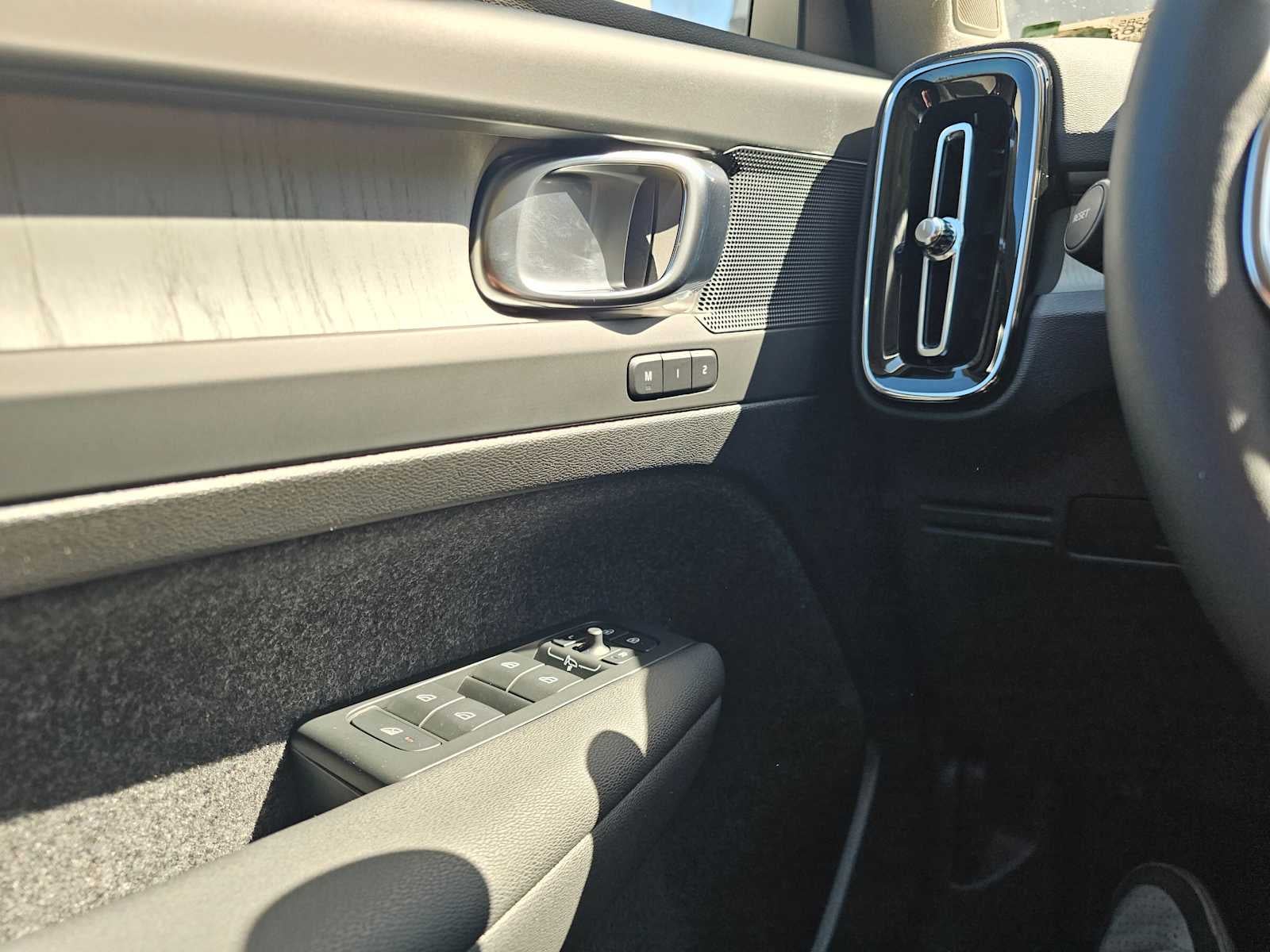 2025 Volvo XC40 Core Bright Theme