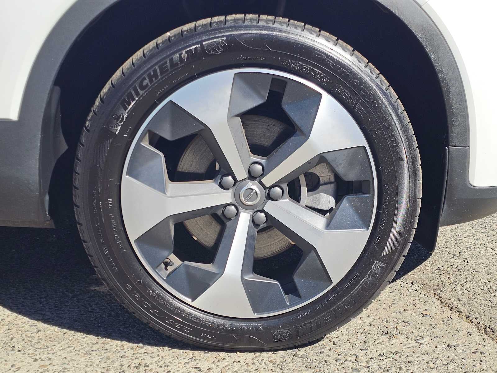 2025 Volvo XC40 Core Bright Theme