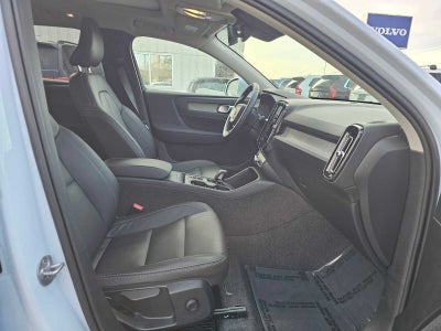 2025 Volvo XC40 Core Bright Theme