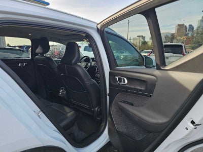 2025 Volvo XC40 Core Bright Theme