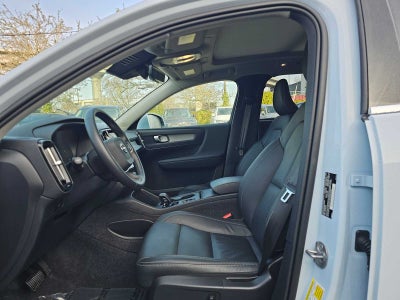 2025 Volvo XC40 Core Bright Theme