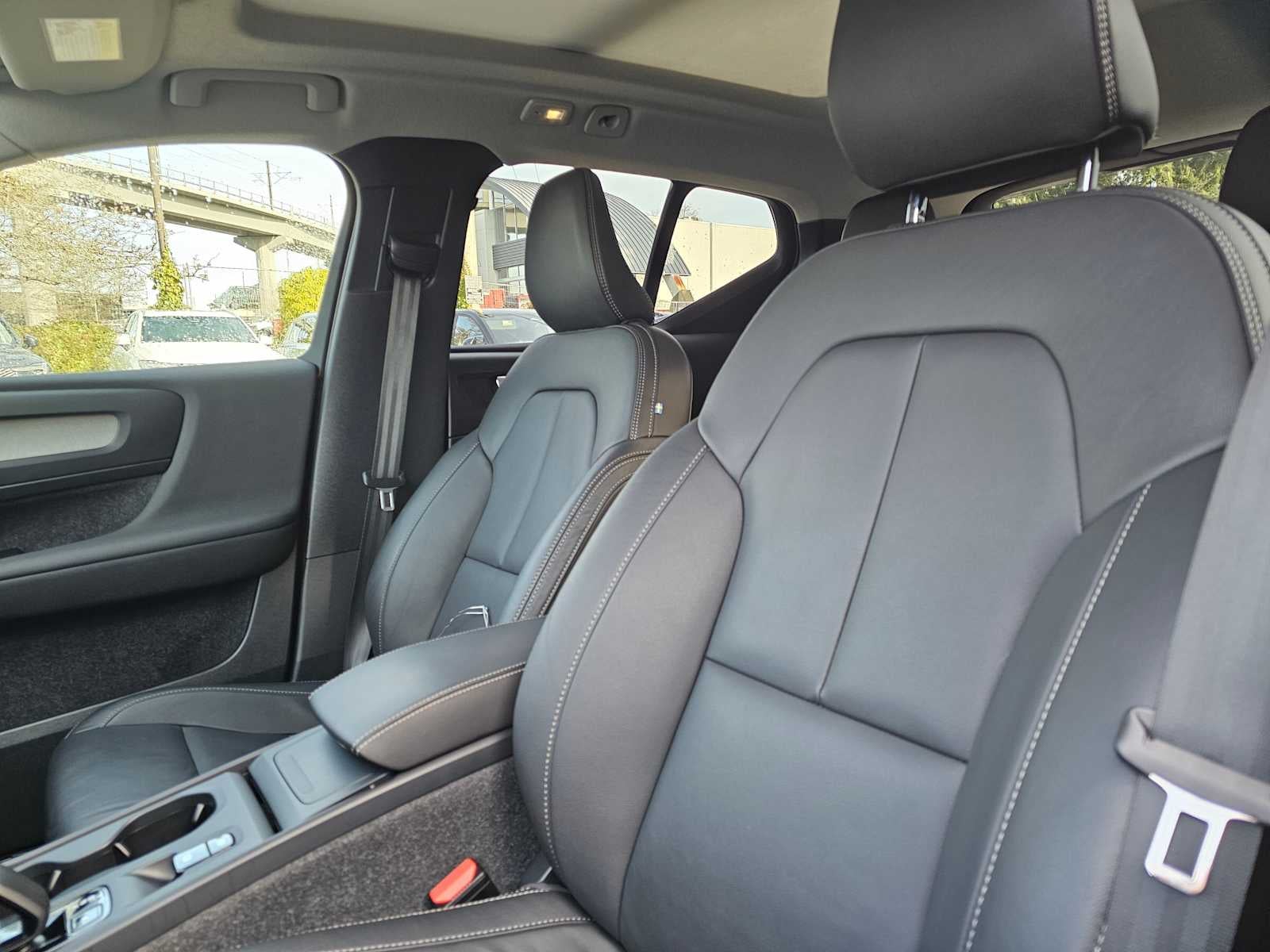 2025 Volvo XC40 Core Bright Theme