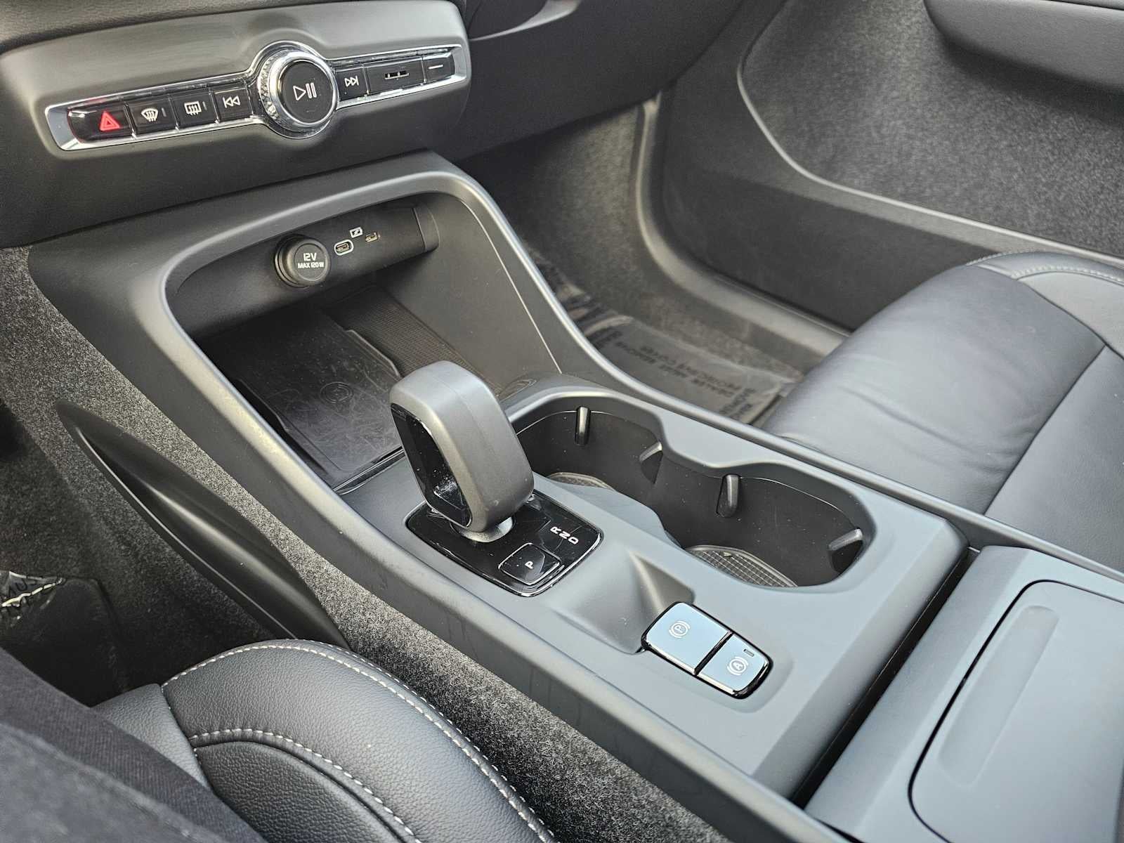 2025 Volvo XC40 Core Bright Theme