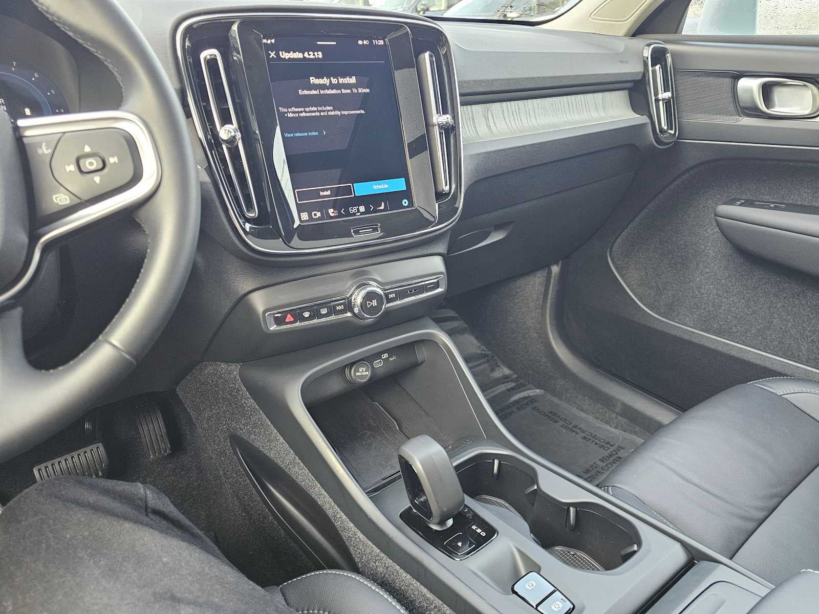 2025 Volvo XC40 Core Bright Theme