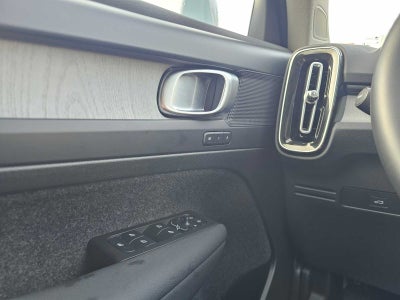 2025 Volvo XC40 Core Bright Theme