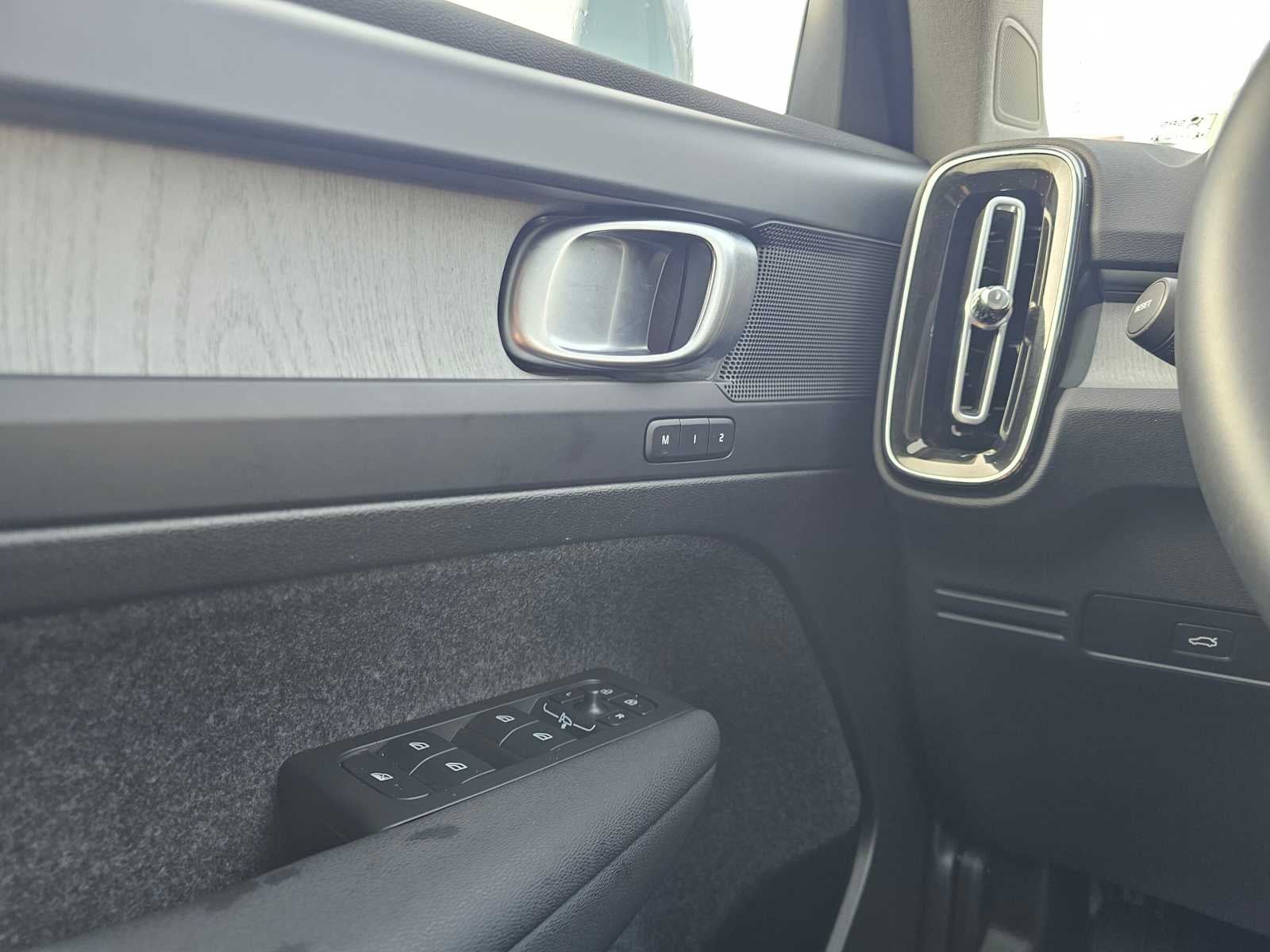 2025 Volvo XC40 Core Bright Theme