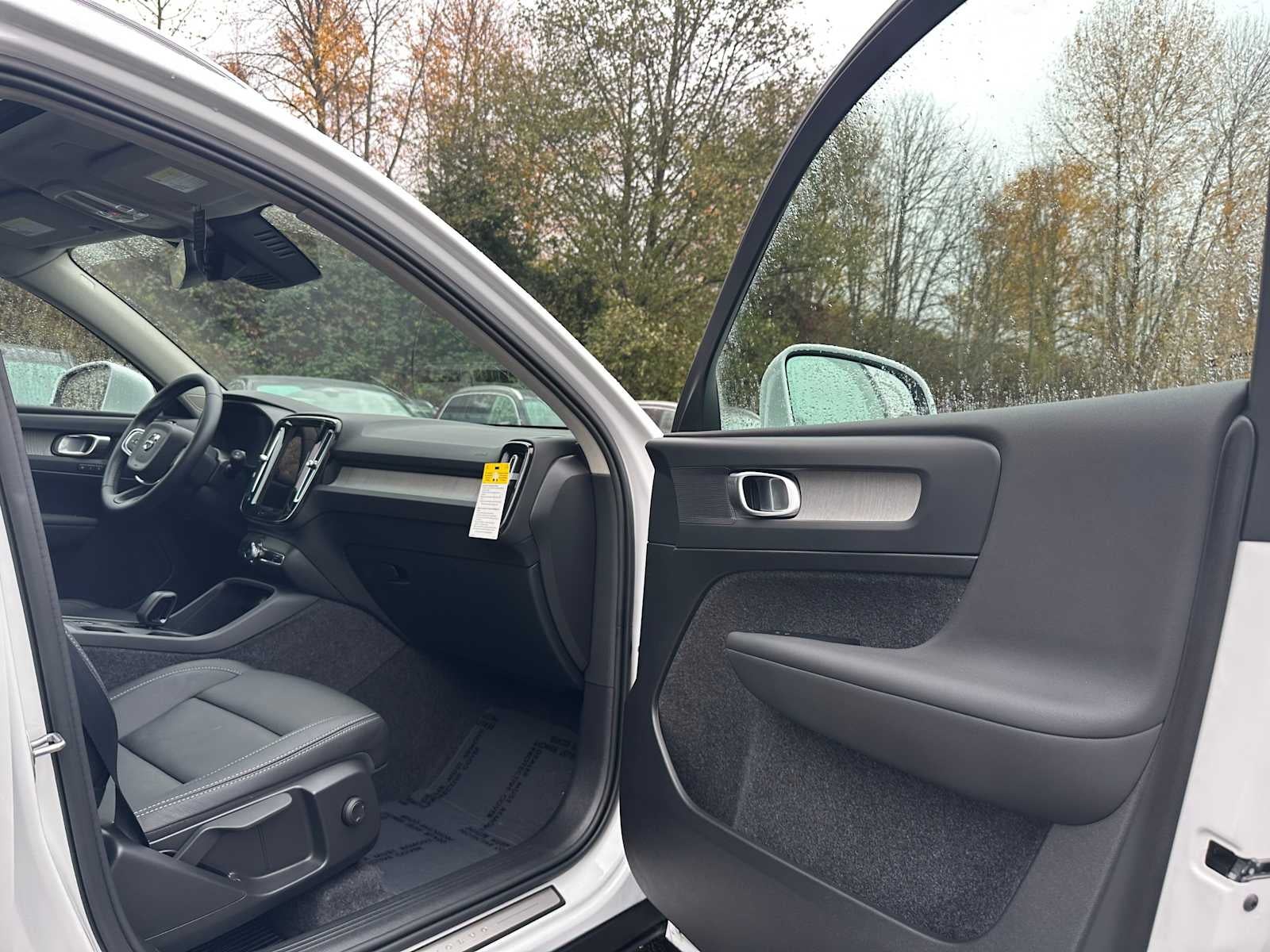 2025 Volvo XC40 Core Bright Theme