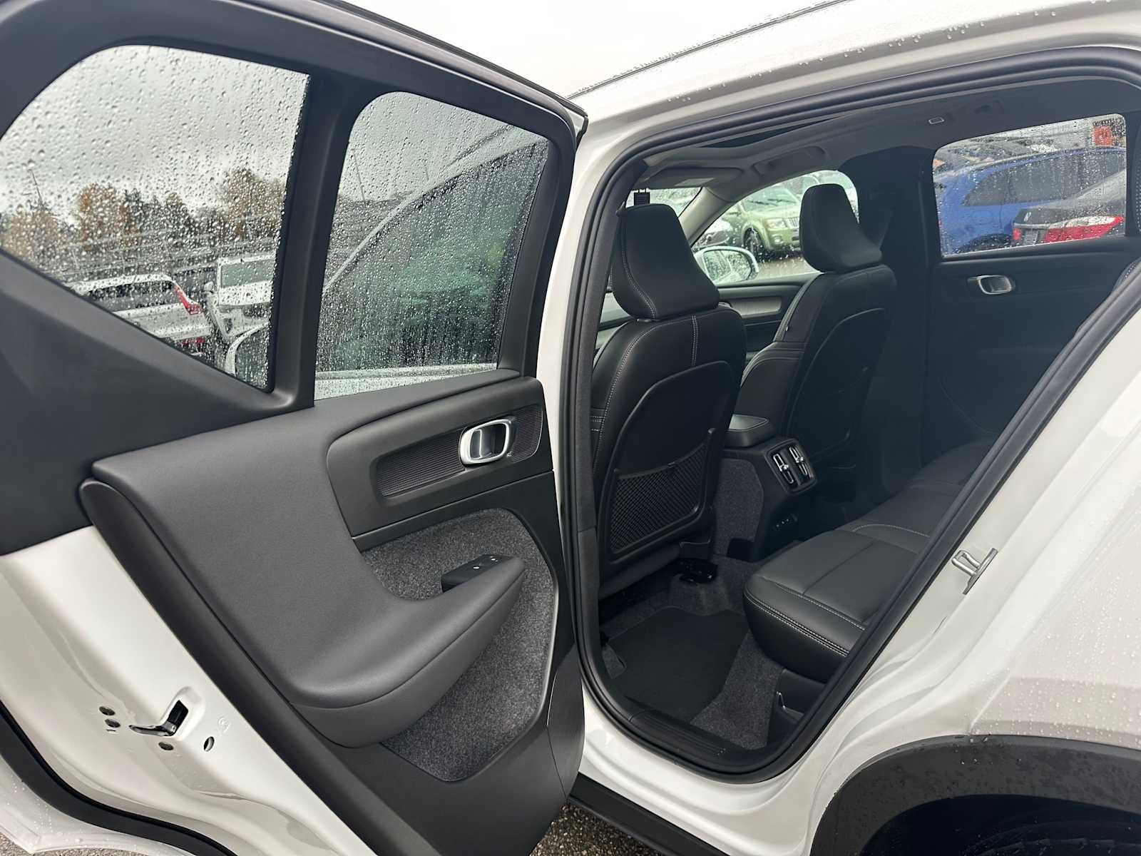 2025 Volvo XC40 Core Bright Theme