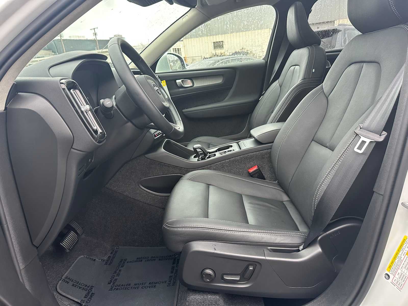 2025 Volvo XC40 Core Bright Theme