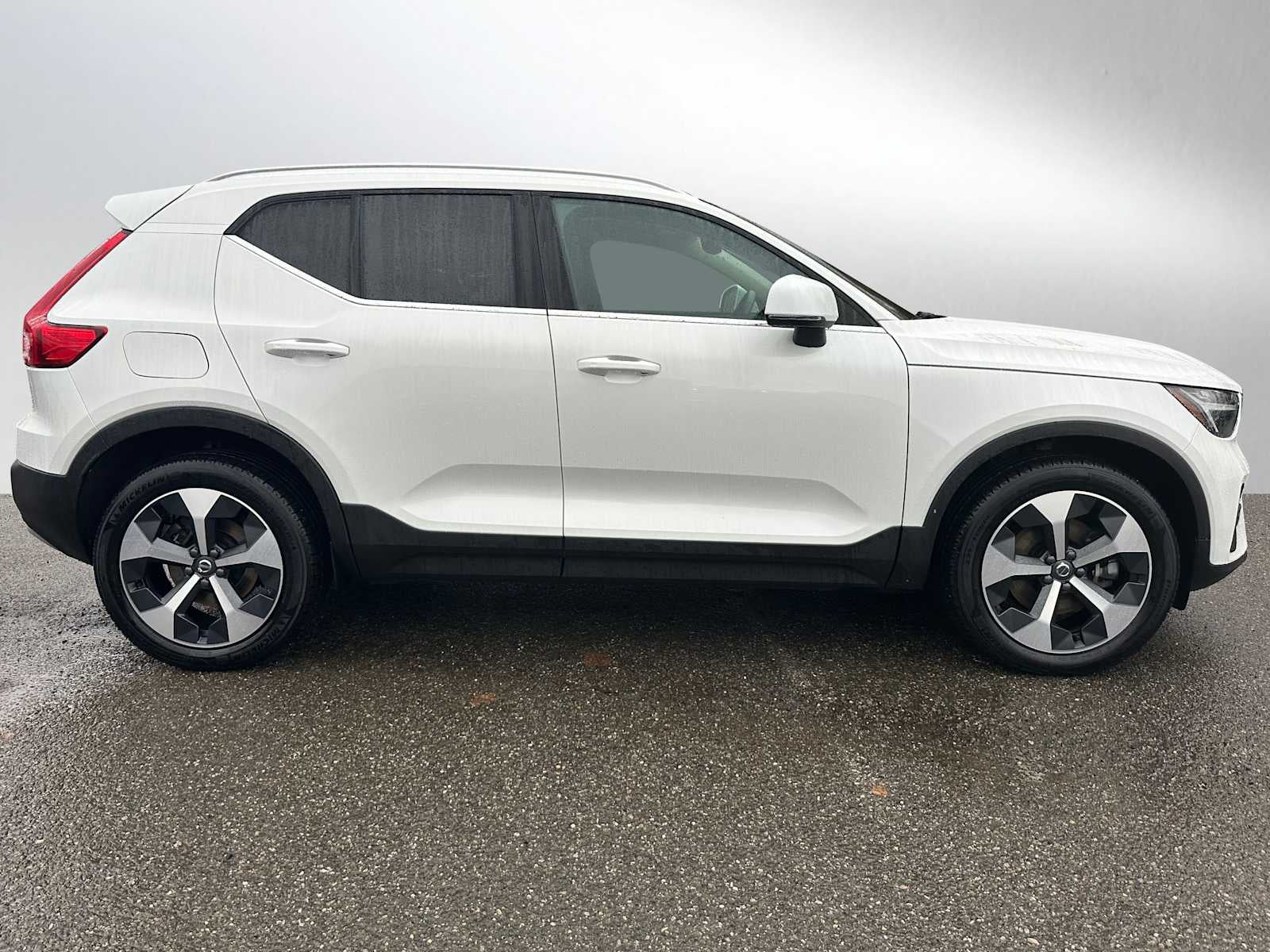 2025 Volvo XC40 Core Bright Theme