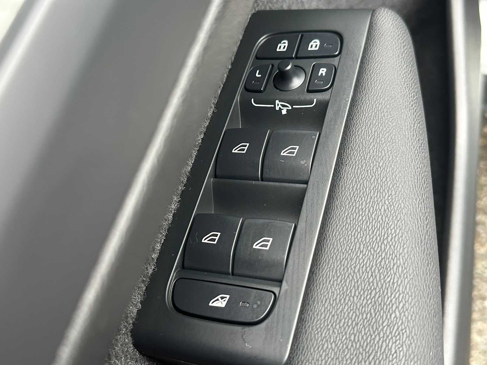 2025 Volvo XC40 Core Bright Theme