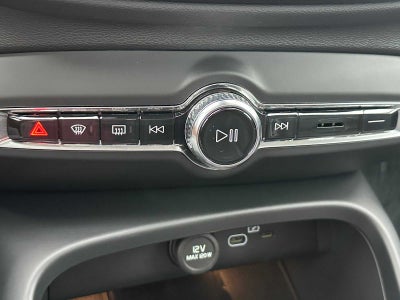 2025 Volvo XC40 Core Bright Theme
