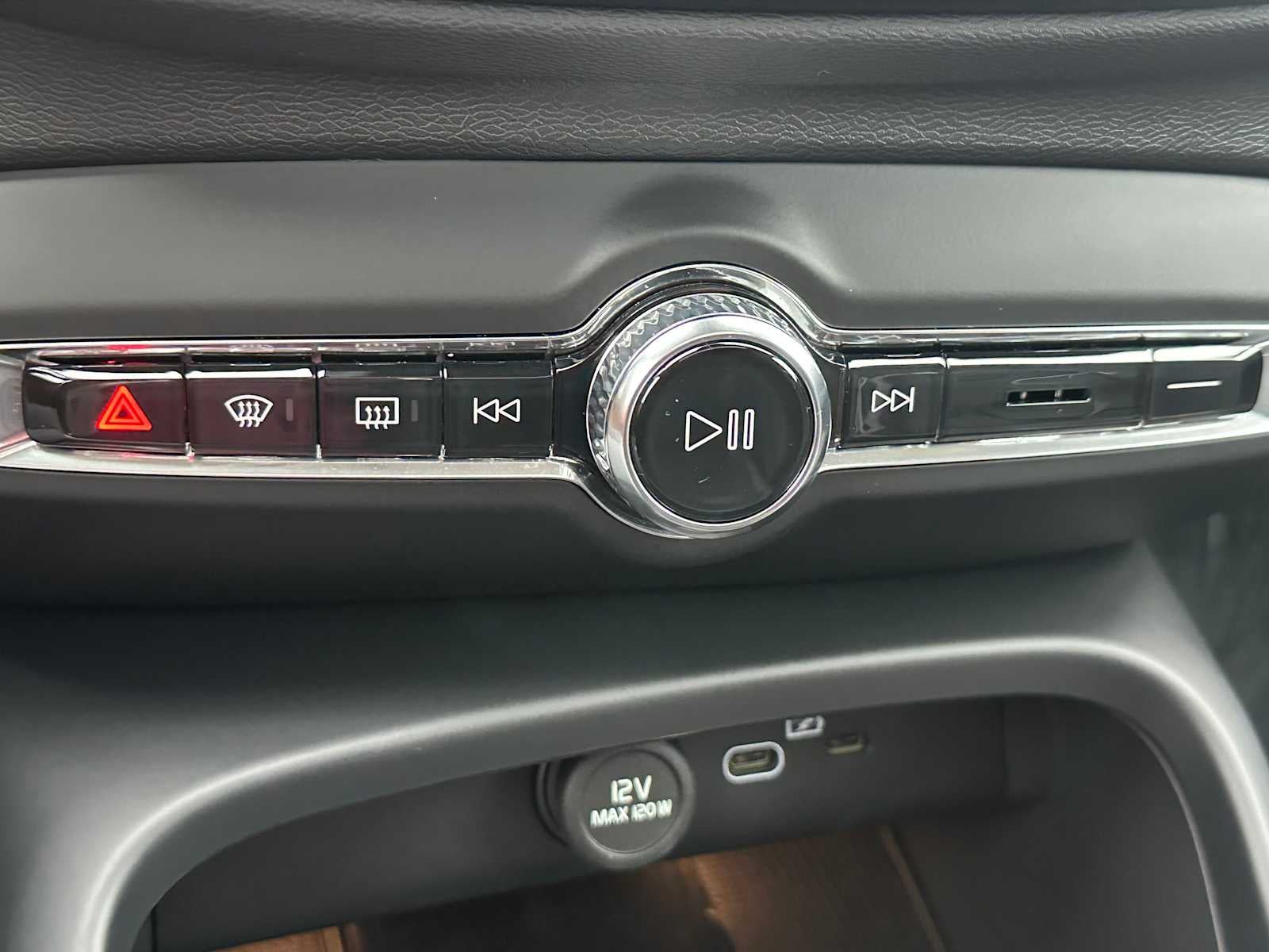 2025 Volvo XC40 Core Bright Theme