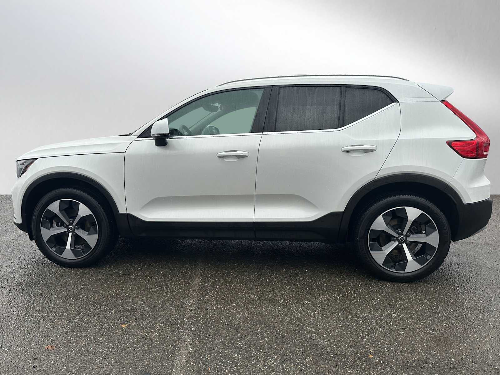 2025 Volvo XC40 Core Bright Theme