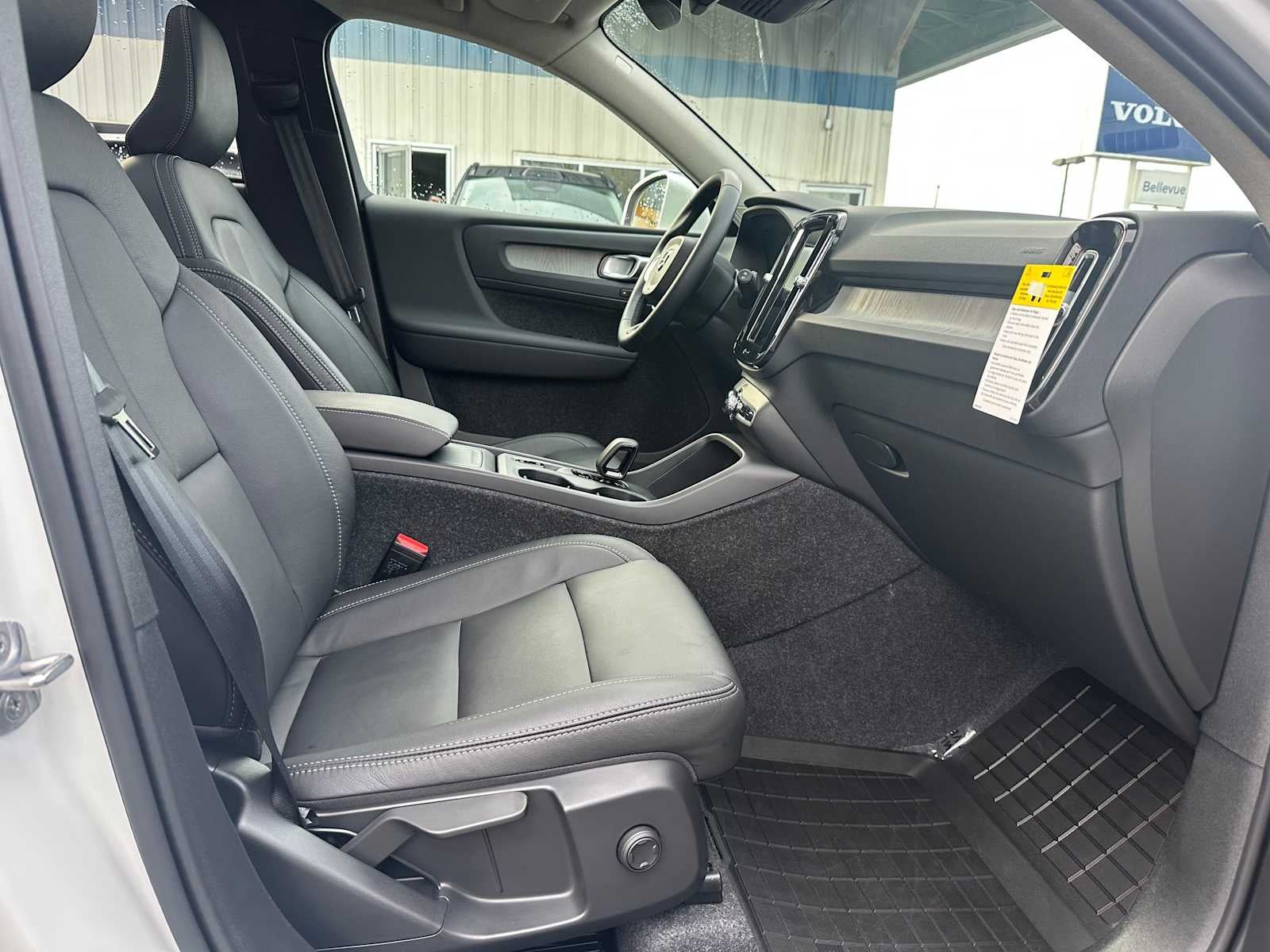 2025 Volvo XC40 Core Bright Theme